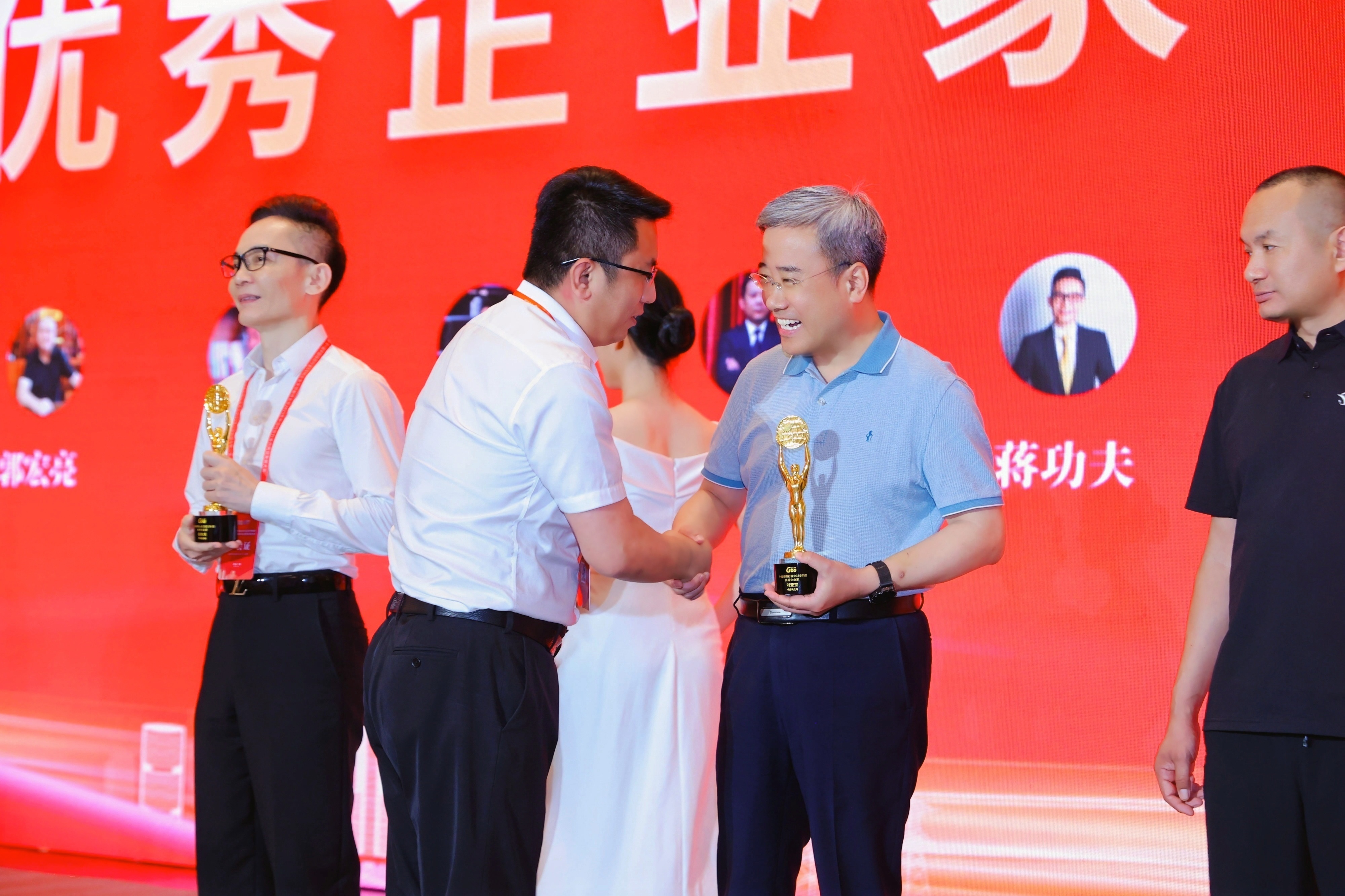 青纜副董事長總經(jīng)理劉亞罡榮獲 第一屆中國線纜行業(yè)“優(yōu)秀企業(yè)家”稱號(圖1)